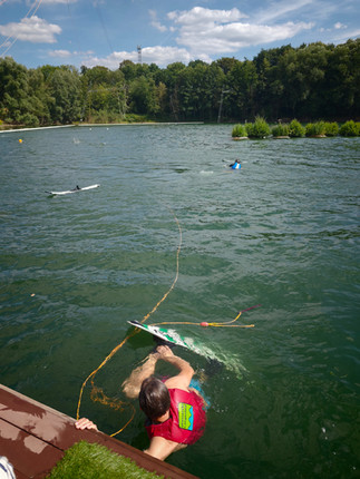 DEINZER MITARBEITER IM WASSER AN DER WASSERSKI ANLAGE