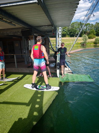 DEINZER MITARBEITER AUF DER WASSERSKI ANLAGE