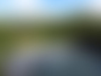 Banho termal a céu aberto com vista para as montanhas e florestas de Kyushu, em Kurokawa Onsen, cercado por natureza e silêncio.