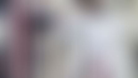 Condutor de trem japonês na plataforma, apontando e sinalizando antes da partida, em gesto ritual de segurança e atenção.