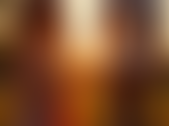 Un couple partage un moment tendre en se tenant la main au coucher du soleil