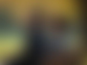 Un couple réfléchissant ensemble dans un parc