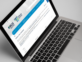 Notebook exibindo a plataforma da Escola de Contas e Gestão do TCE-RJ com cursos gratuitos para servidores públicos do Rio de Janeiro