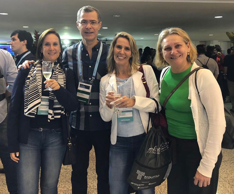 Nossas fisioterapeutas Monica Goldner, Debora Wu e Silvia Carvalho com Dr. Paulo Barbosa