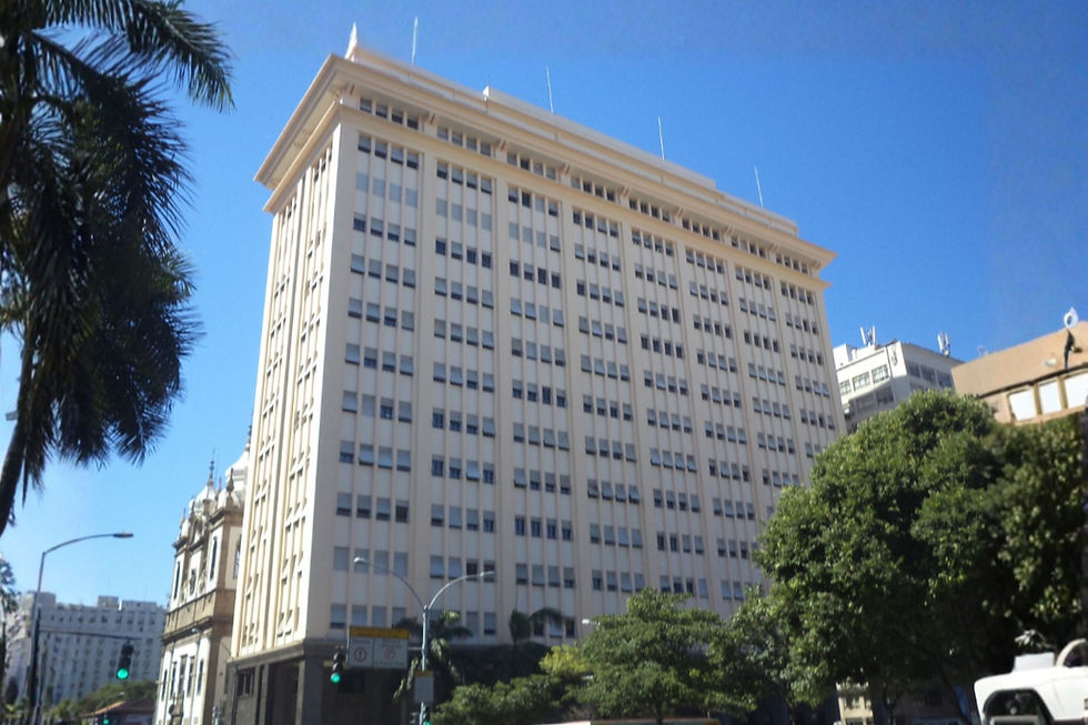 Fachada de edifício público no Centro do Rio de Janeiro associado à atuação da SEPLAG-RJ.