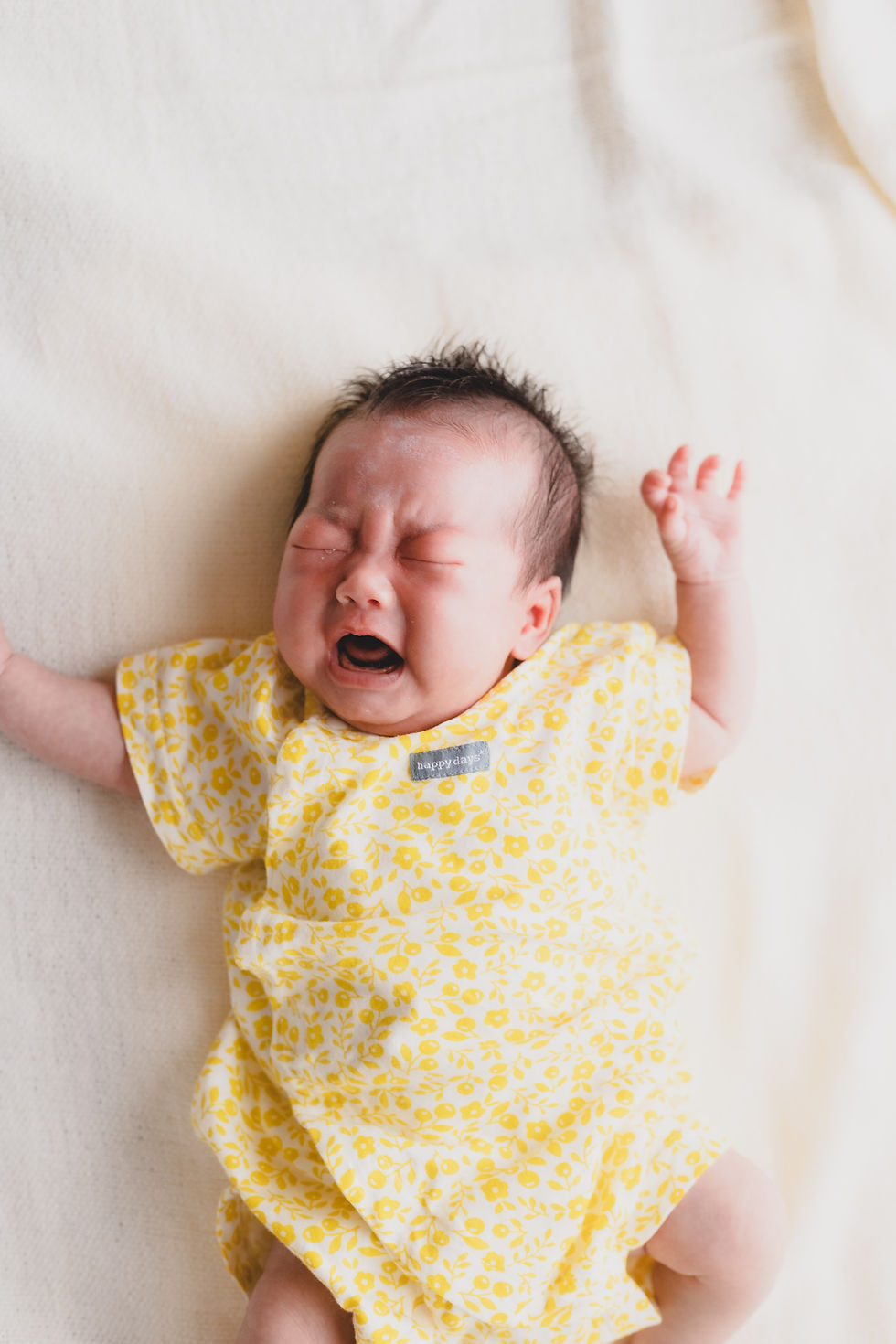 ニューボーンフォト 泣く赤ちゃん