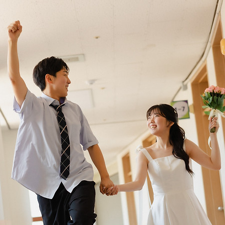 koil filmのオープニングムービー撮影風景 — 廊下で手をつなぎ歩く新郎新婦のスナップ