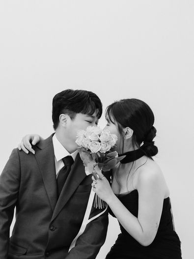 koil filmの前撮り写真 — 顔を寄せ合う新郎新婦のモノクロスナップ