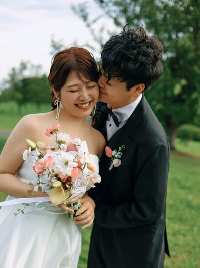 koil filmの前撮り写真 — 額を寄せ合う新郎新婦の自然な表情のクローズアップ