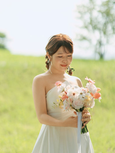 koil filmの前撮り写真 — ブーケを持ち微笑む花嫁のソロショット