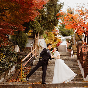 koil filmの前撮り写真 — 韓国・江華島の紅葉の石段で寄り添う新郎新婦のスナップ(J様)