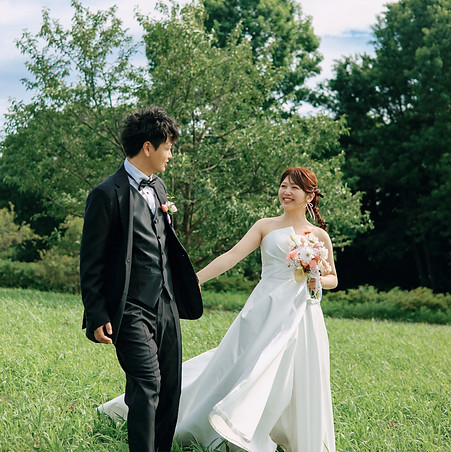koil filmの前撮り写真 — 手を繋いで自然体で楽しそうに話す新郎新婦のスナップ