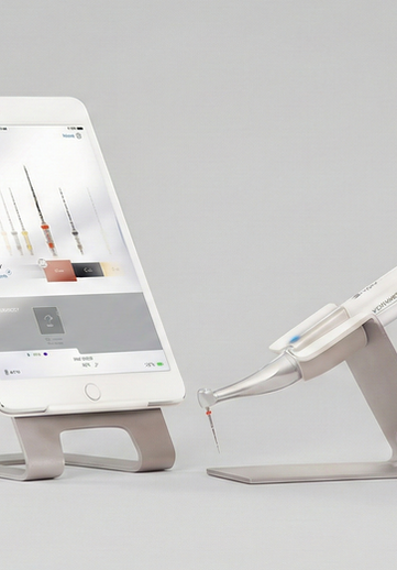 Endodontiehandstück mit iPad auf Gerätehaltern – Produktdesign und Ergonomie-Entwicklung in der Medizintechnik