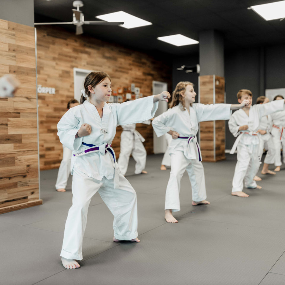 Mädchen und Jungen üben Abwehrtechniken