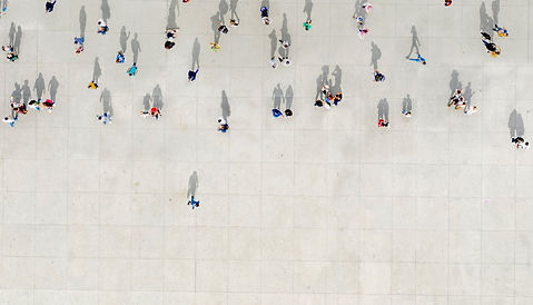 Foto: Menschen halten sich auf einem Platz auf - Sicht von oben