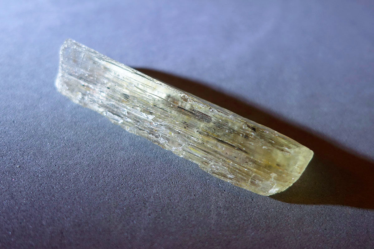 金黃方柱石原礦1