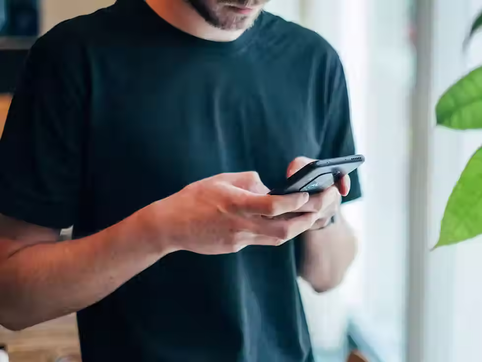Eine person die ein Smartphone in der Hand hält und chattet