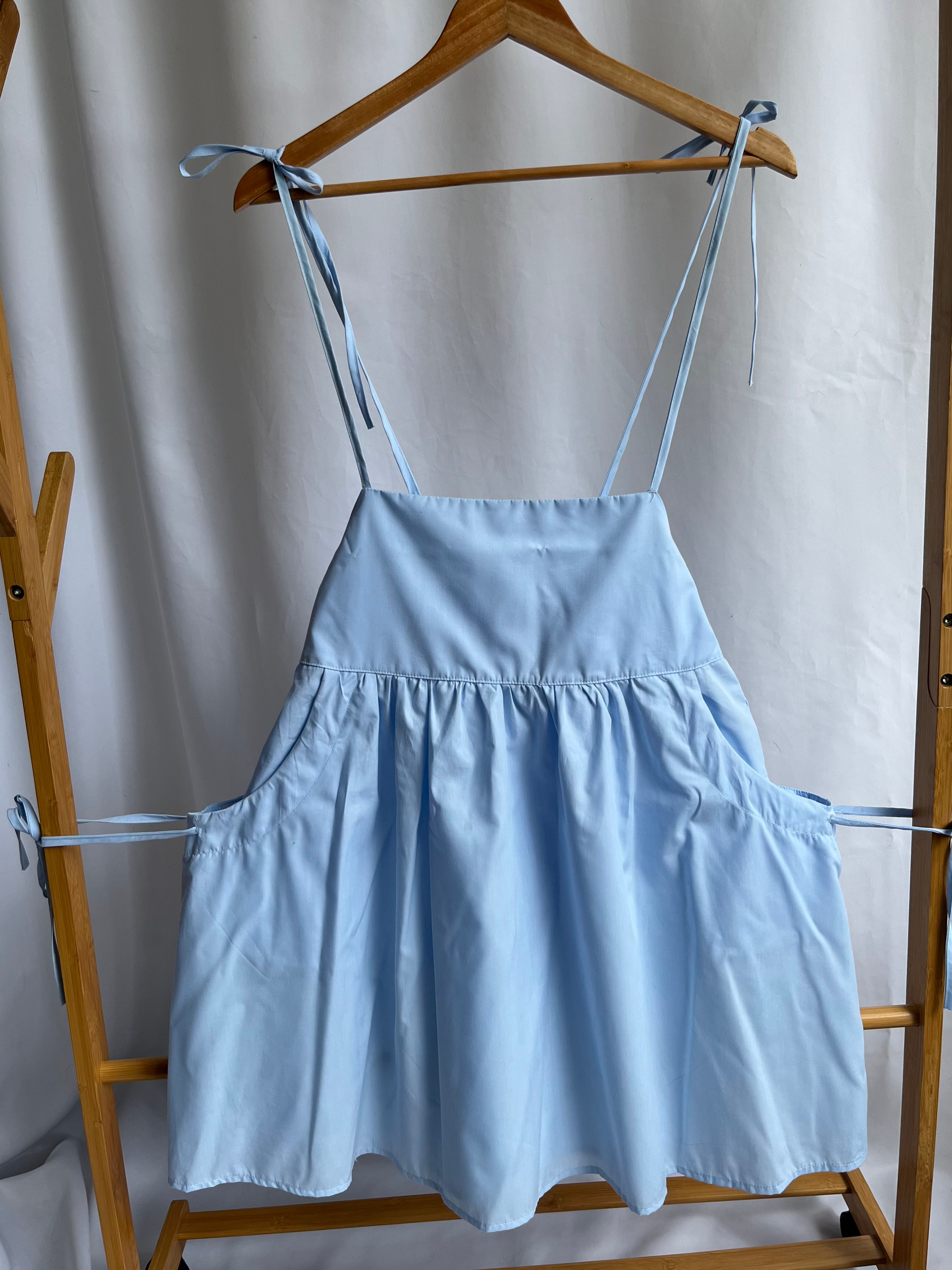 Vestido dacrón azul pastel con bolsillos