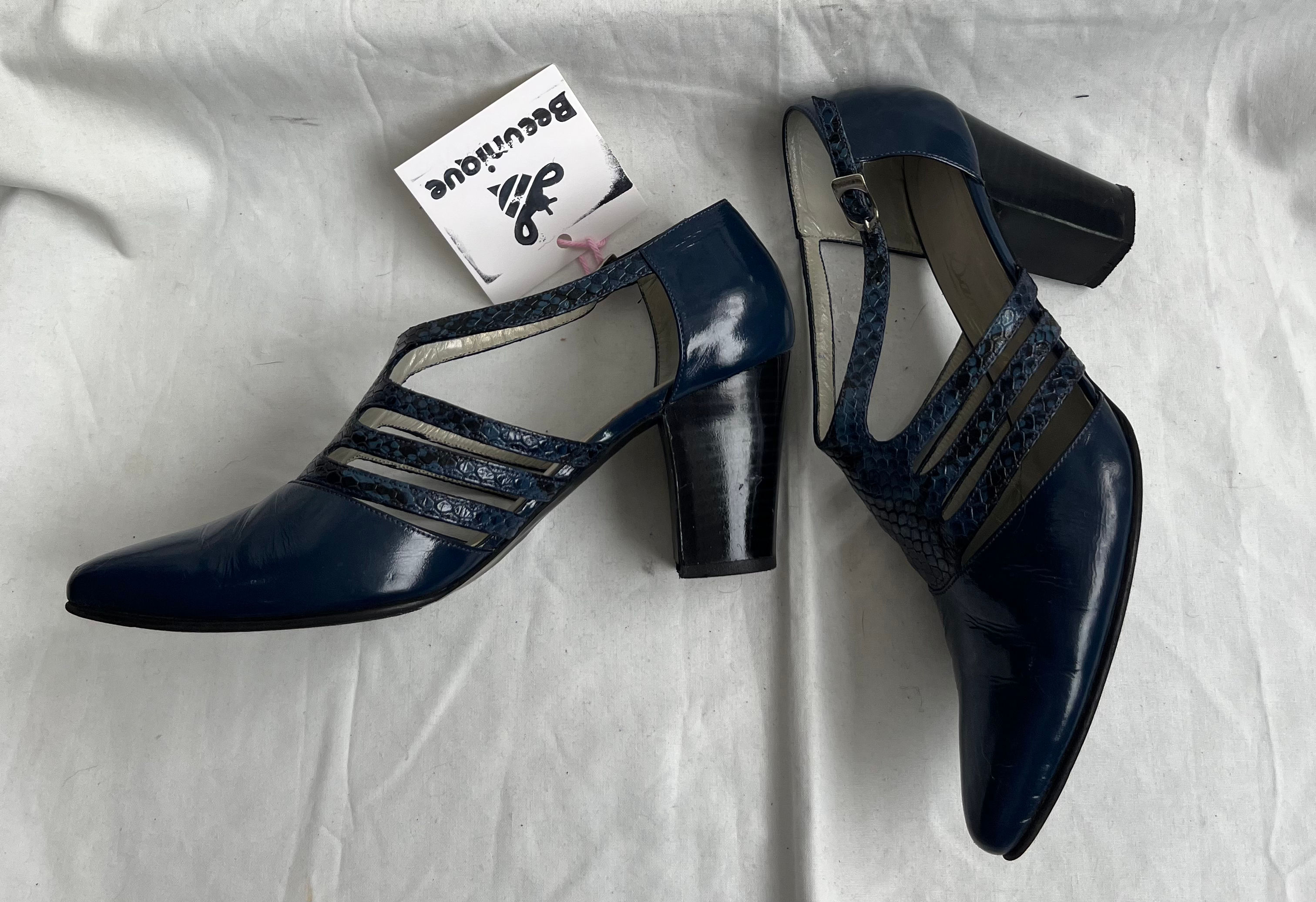 Tacón cuerina azul rey detalles piel cocodrilo