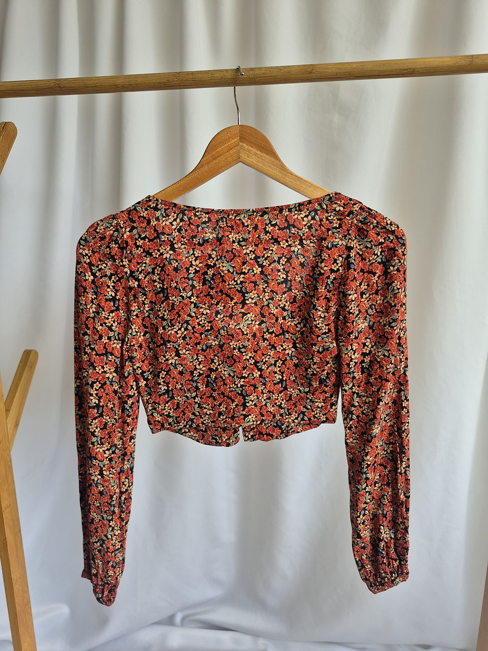 Miniatura: Crop top chalis fondo negro flores rojas