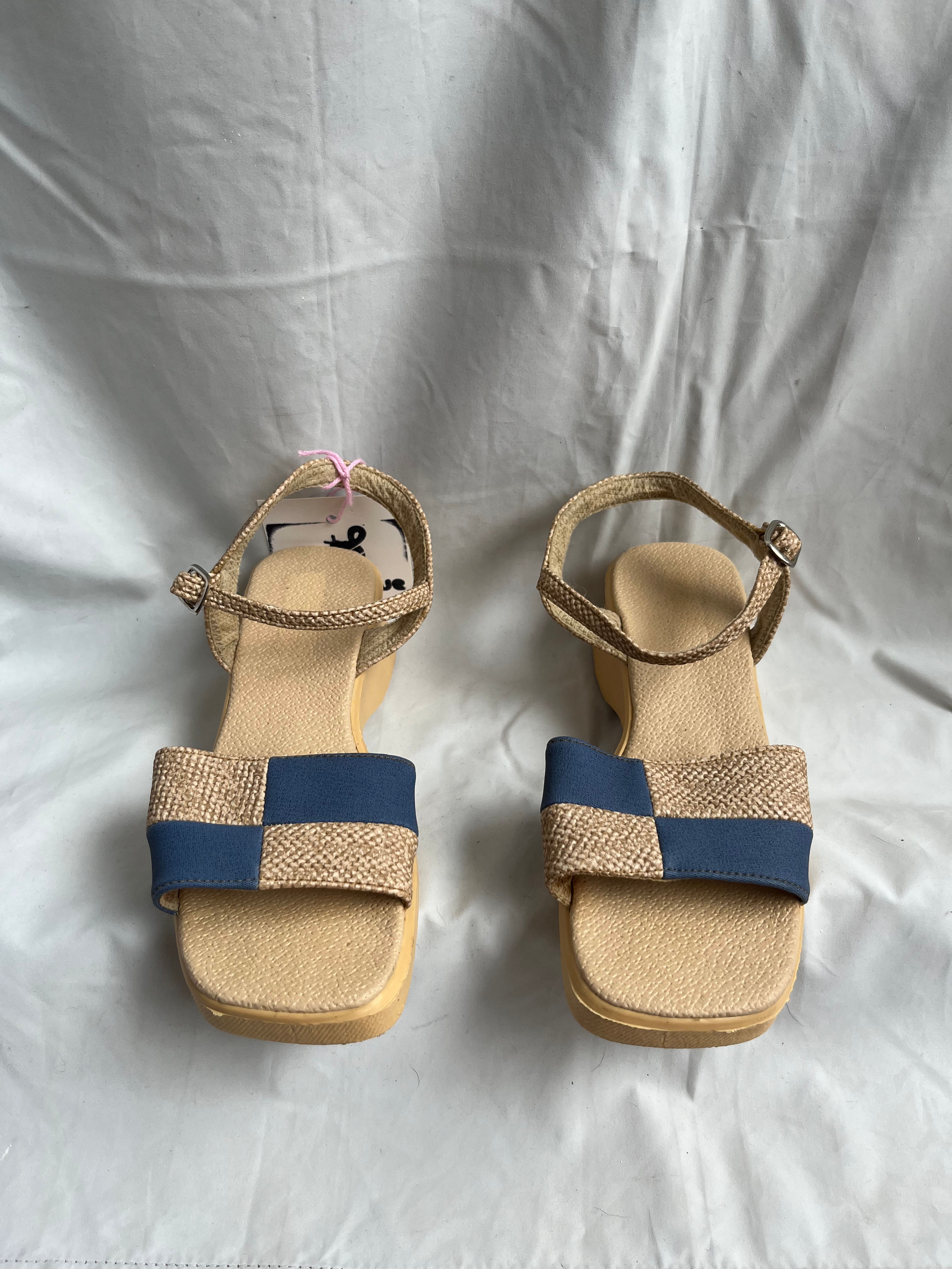 Sandalias tejido sintético biege cuadros azules