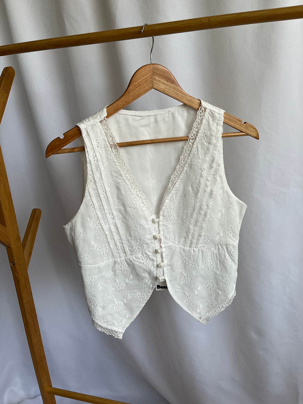 Miniatura: Chaleco lino blanco flores bordadas 