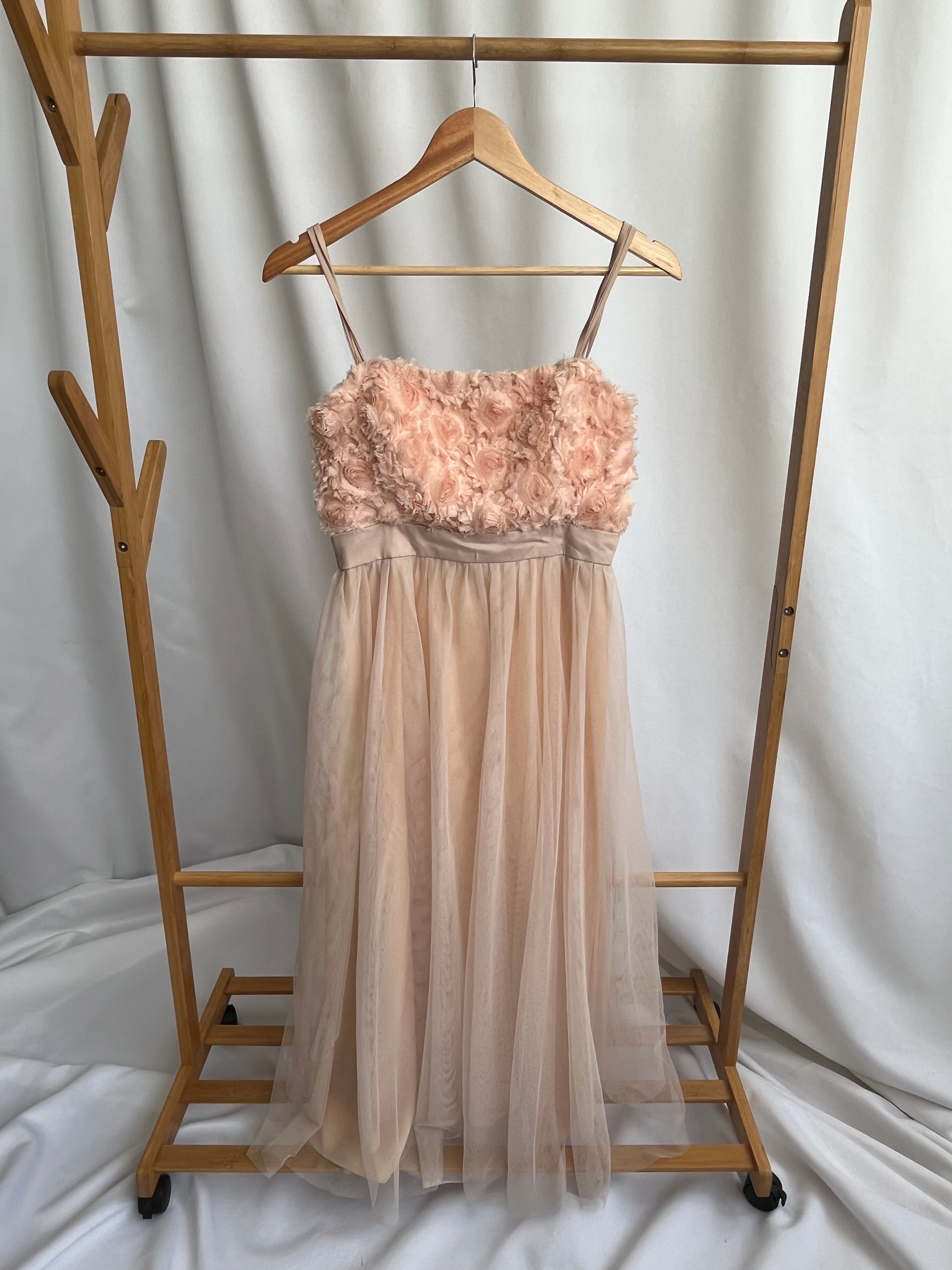 Vestido mallatex rosado salmón aplique rosas en tela
