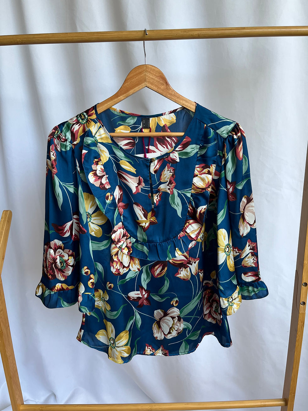 Miniatura: Blusa satín azules oscuro flores rojo-amarillo 