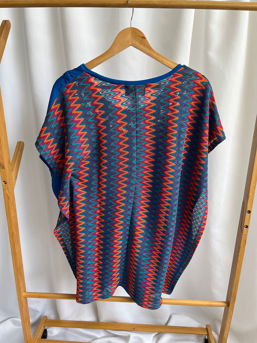 Miniatura: Blusa licra azul espalda scuba tejido multicolor