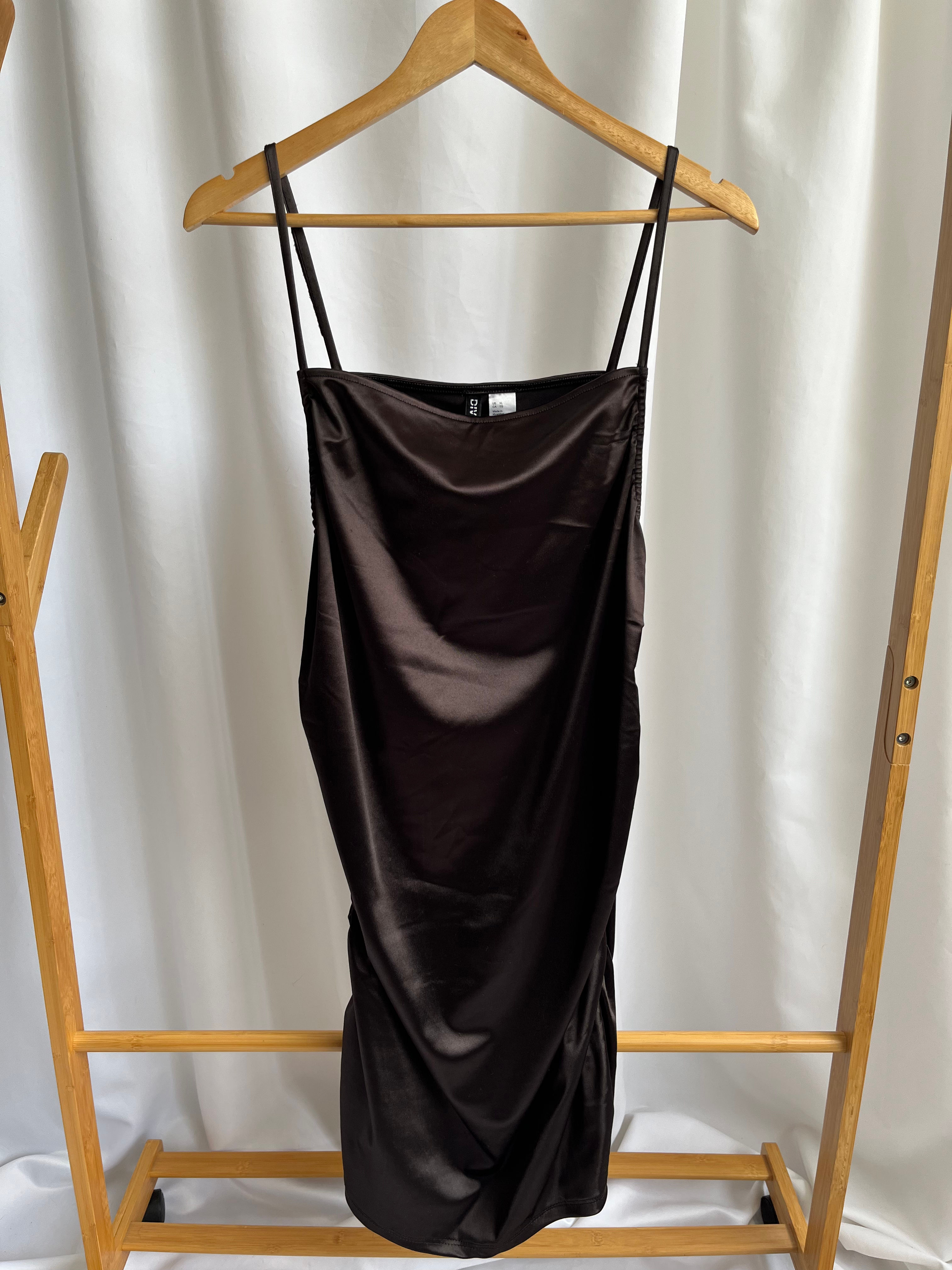 Vestido satín café oscuro