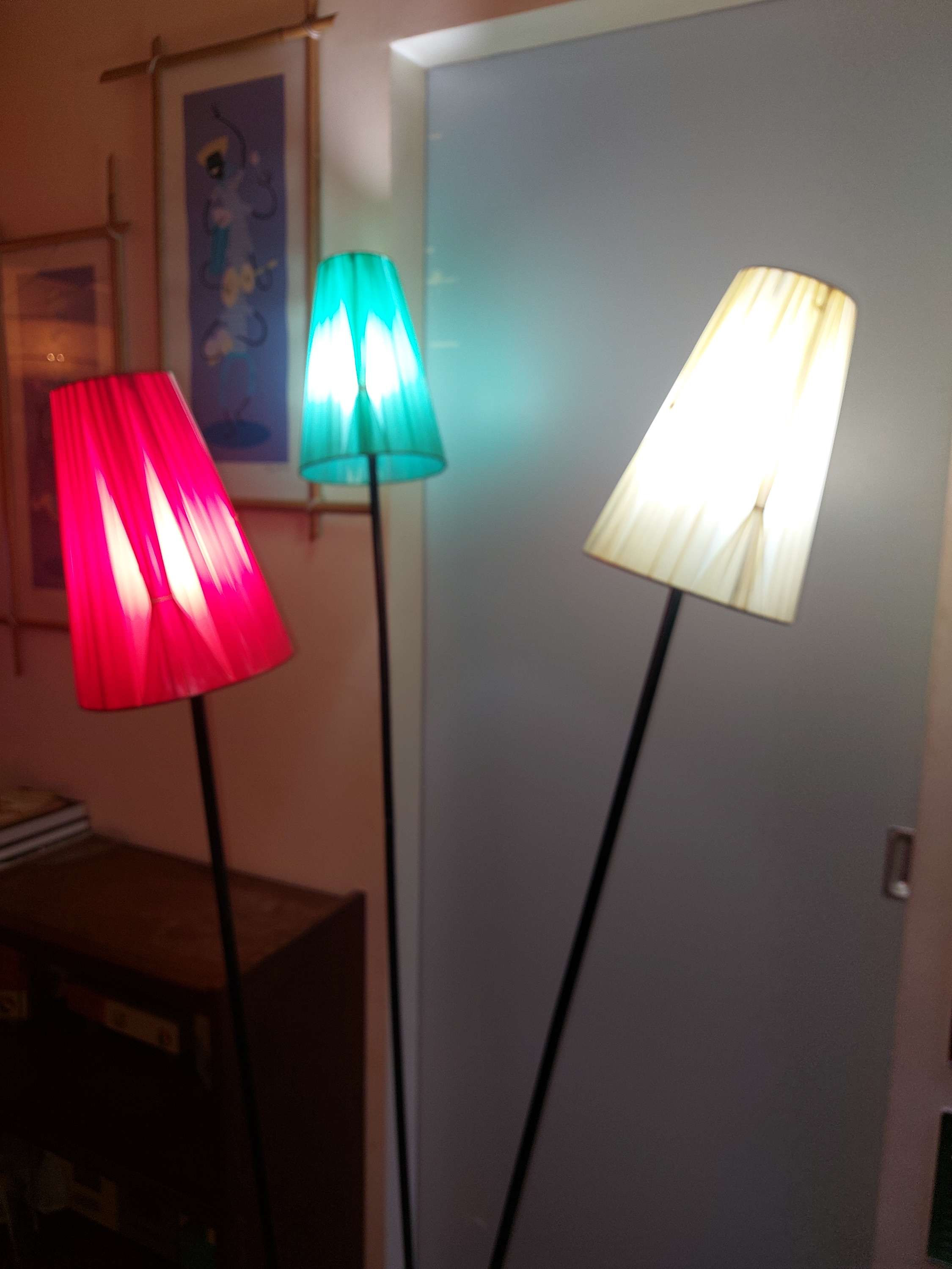 Lampadaire tripode vintage 1950 abats jour tricolores