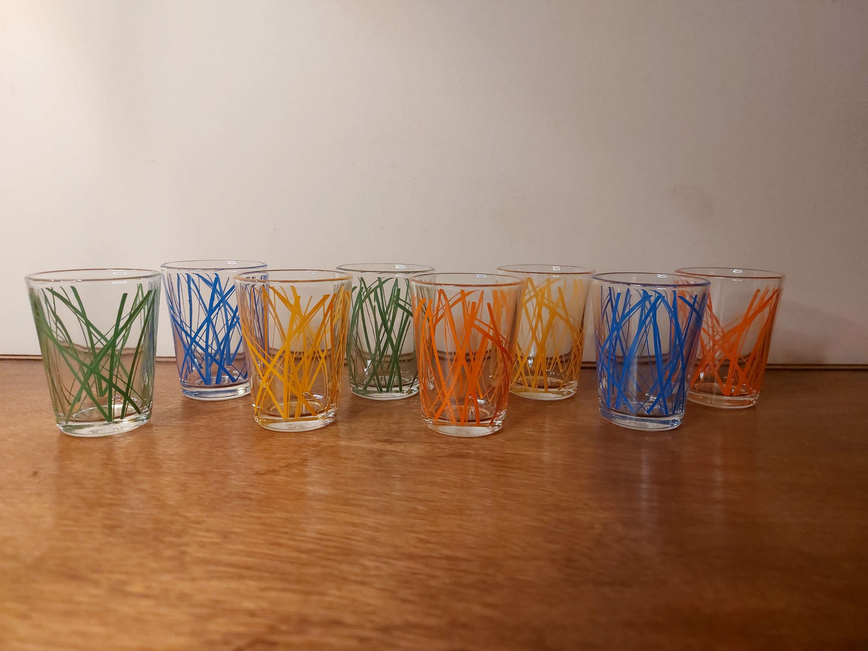 8 verres à liqueur vintage années 50–60 – Couleurs bleu, vert, orange et jaune