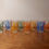 Miniature : 8 verres à liqueur vintage années 50–60 – Couleurs bleu, vert, orange et jaune
