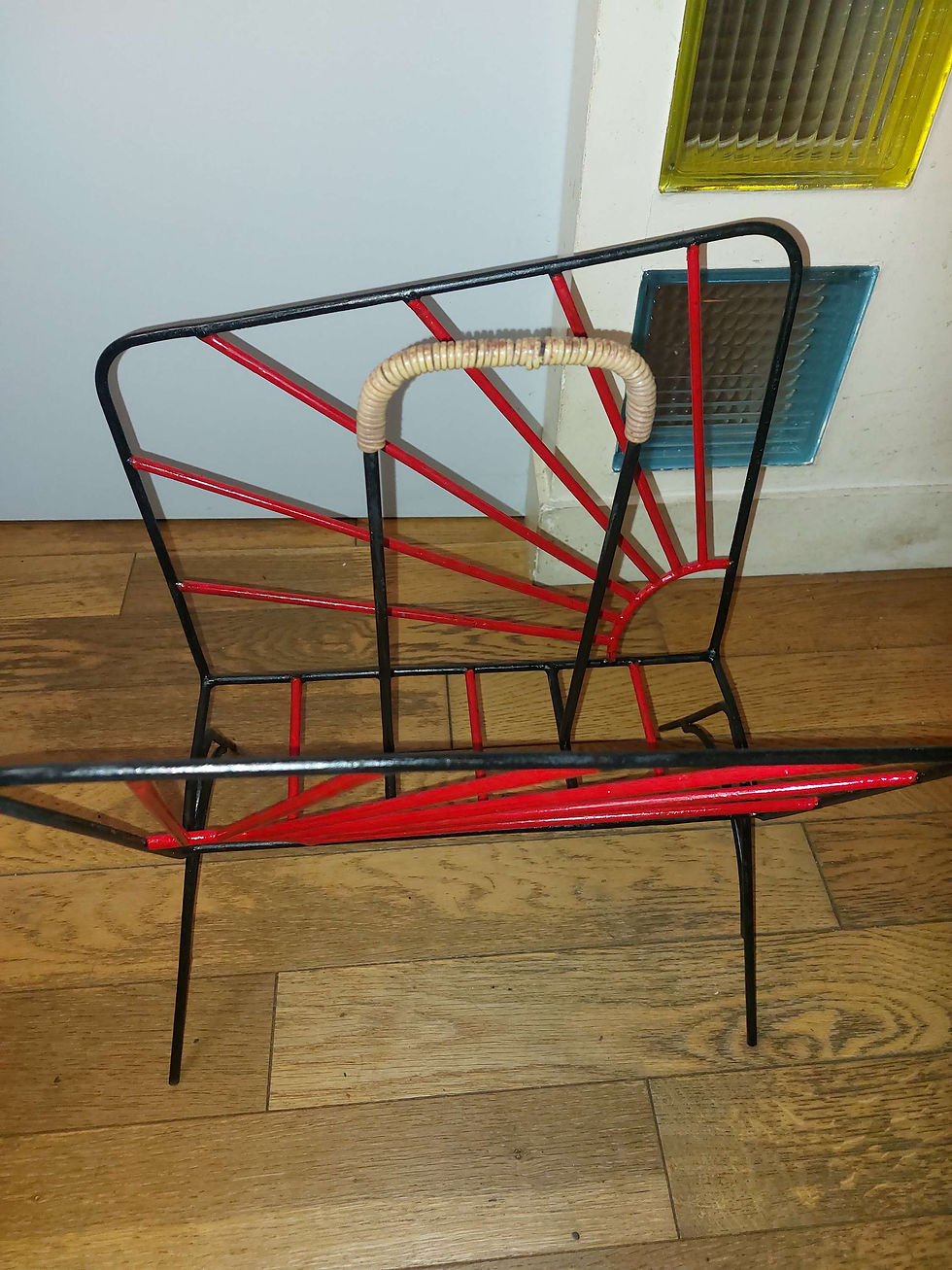 Miniature : porte revue vintage années 50 métal rouge rotin