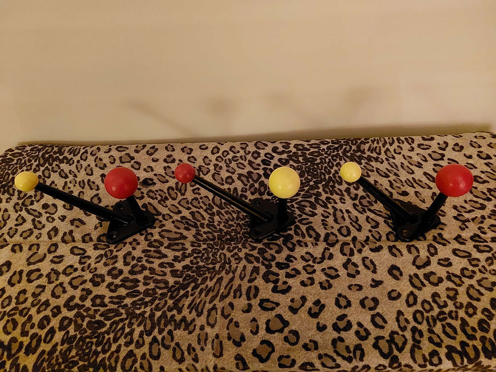 Miniature : Lot de 3 porte-manteaux doubles vintage années 50 – Boules rouge et jaune