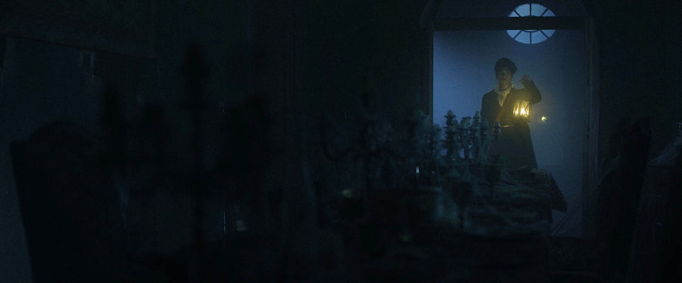 Film Still aus "Castello dei Medici"- Die Entdeckerin findet den Festsaal im seit Jahrhunderten verlassenen Castello dei Medici.