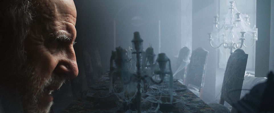 Film Still aus "Castello dei Medici"- Der Notar erzählt der Entdeckerin vom verlassenen Schloss der Medici und ihrem Fluch.