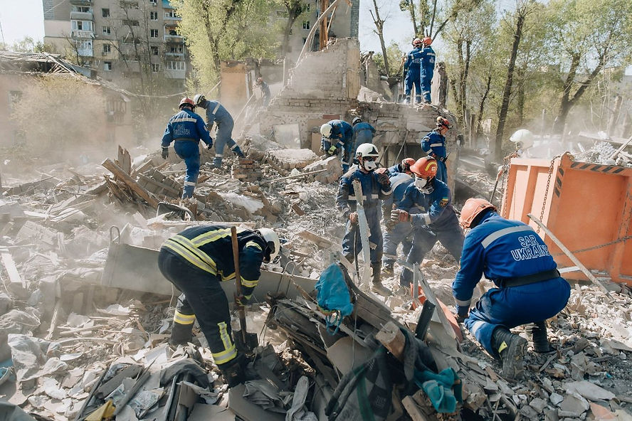Operações de remoção de escombros em Kiev, após os ataques russos | Reprodução: X - Volodymyr Zelensky