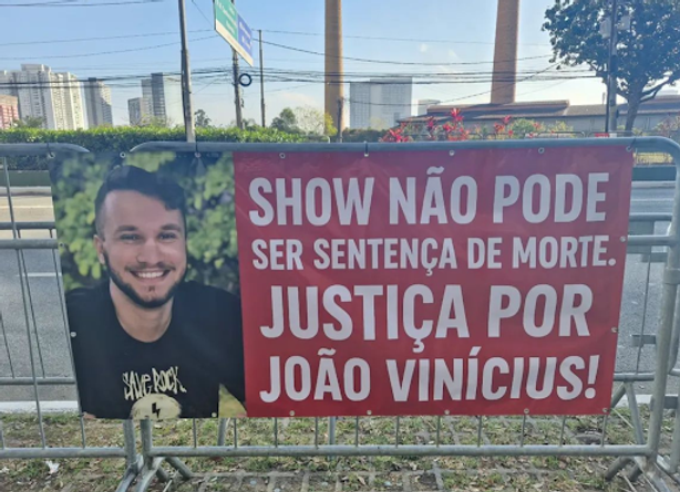 Nas mídias sociais, Roberta declarou ter sido abordada por policiais para retirar os cartazes, segundo ela, a pedido da produção do festival | Reprodução: X @jnflesch