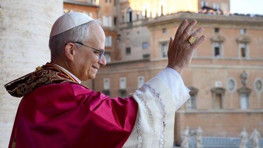 Leão XIV acena aos fiéis no Vaticano em primeira aparição | Reprodução: VaticanNews