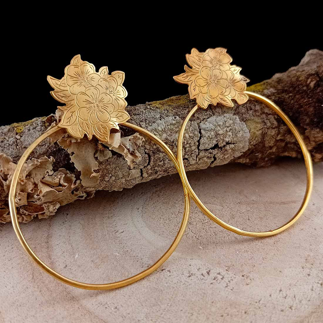 Pendientes de aros con flores hechos en bronce bañado en oro