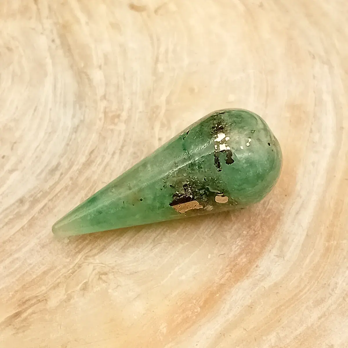 Esmeralda natural colombiana de 4,41 ct en cabujón briolette liso tallado por Oscar Bautista.