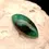 Miniatura: Cabujón de esmeralda mostrando su forma marquise ideal para anillo, colgante o pulsera.