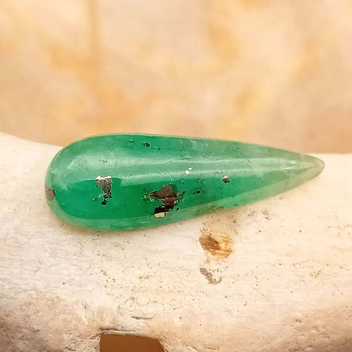 Esmeralda natural colombiana de 3,90 ct en cabujón pera alargada tallado por Oscar Bautista.