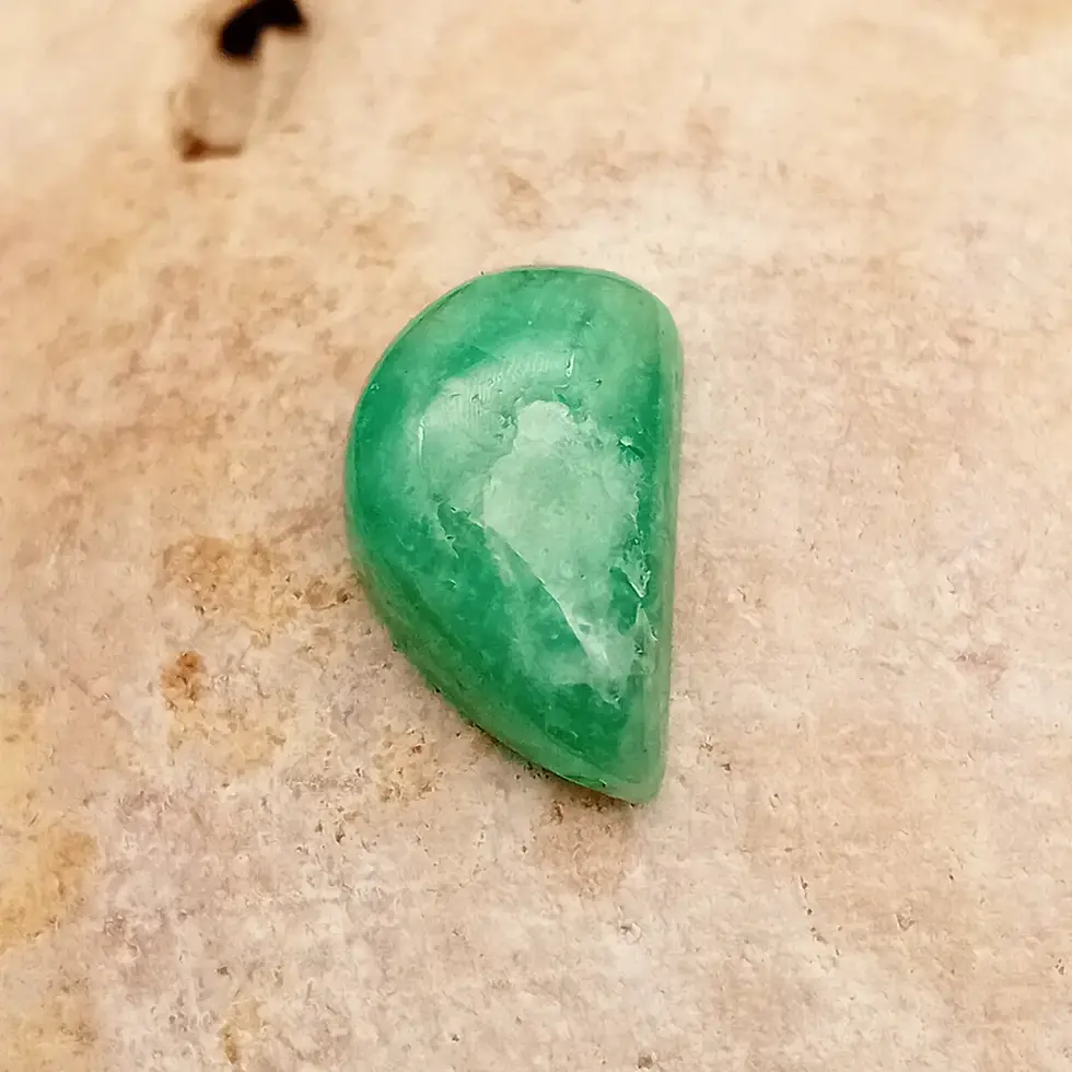 Detalle de zonas de color verdes y blanquecinas en esmeralda colombiana de 2,52 ct.
