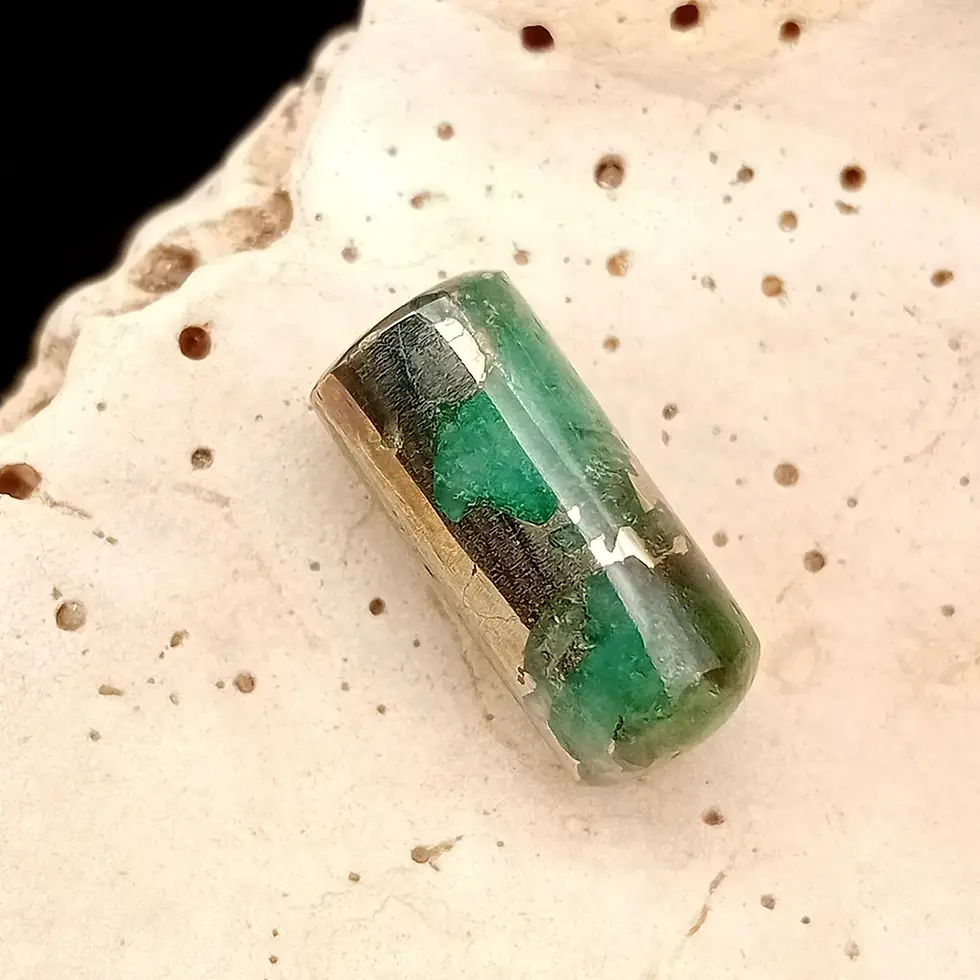 Miniatura: Cabujón de esmeralda mostrando su forma cilíndrica, ideal para anillo, colgante o pulsera.