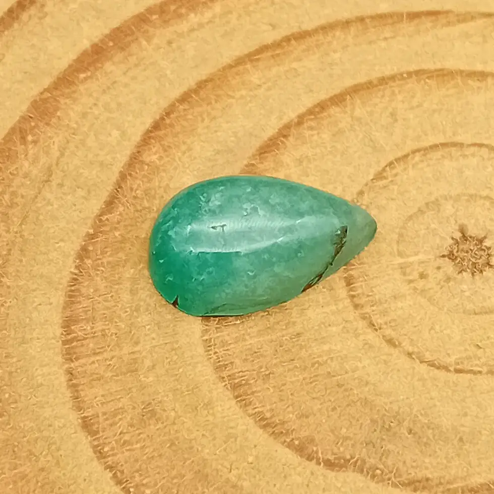 Cabujón de esmeralda mostrando su volumen y base plana, para usar en anillo, colgante o pulsera.