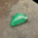 Esmeralda natural colombiana de 1,25 ct en cabujón medialuna liso tallado por Oscar Bautista.