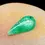 Miniatura: Cabujón de esmeralda mostrando su forma pera con base plana, ideal para anillo o colgante.