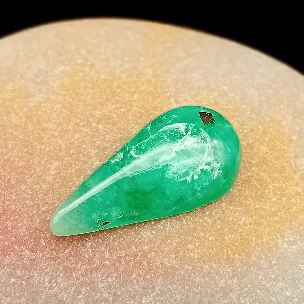 Miniatura: Cabujón de esmeralda mostrando su forma pera con base plana, ideal para anillo o colgante.